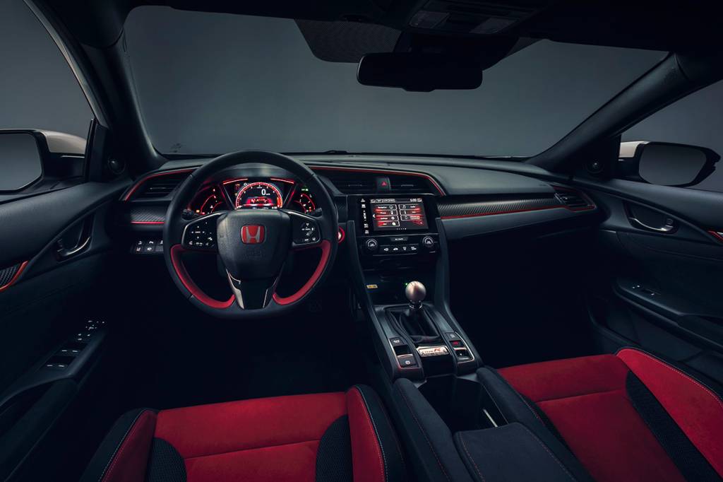 Honda Civic Type R Interior tem grafismos vermelhos por todo o painel