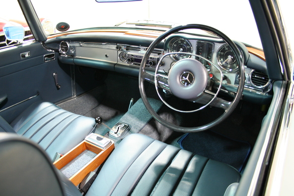 O impecável interior de um Mercedes 280 SL finalizado na Inglaterra