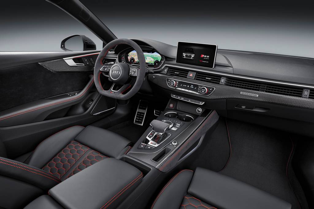 Painel é dominado pelo Virtual Cockpit, padrão nos Audi mais luxuosos