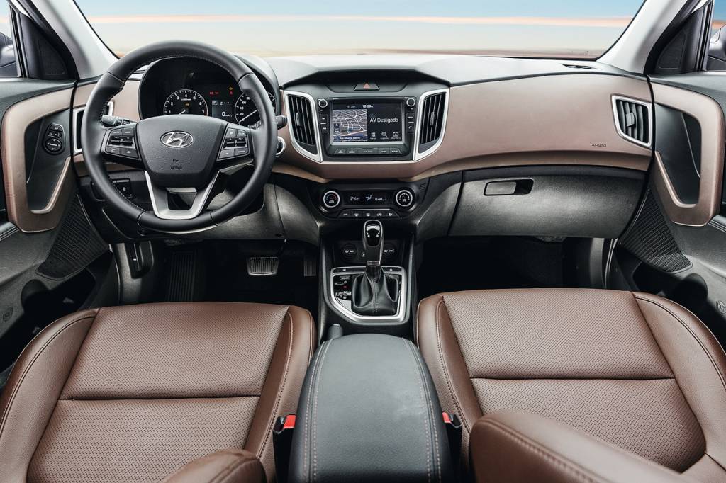 Versão Prestige oferece interior bicolor, couro, multimídia e volante multifuncional