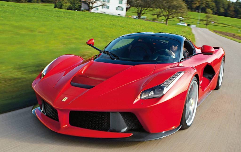 A primeira Ferrari híbrida da história é uma das mais rápidas também