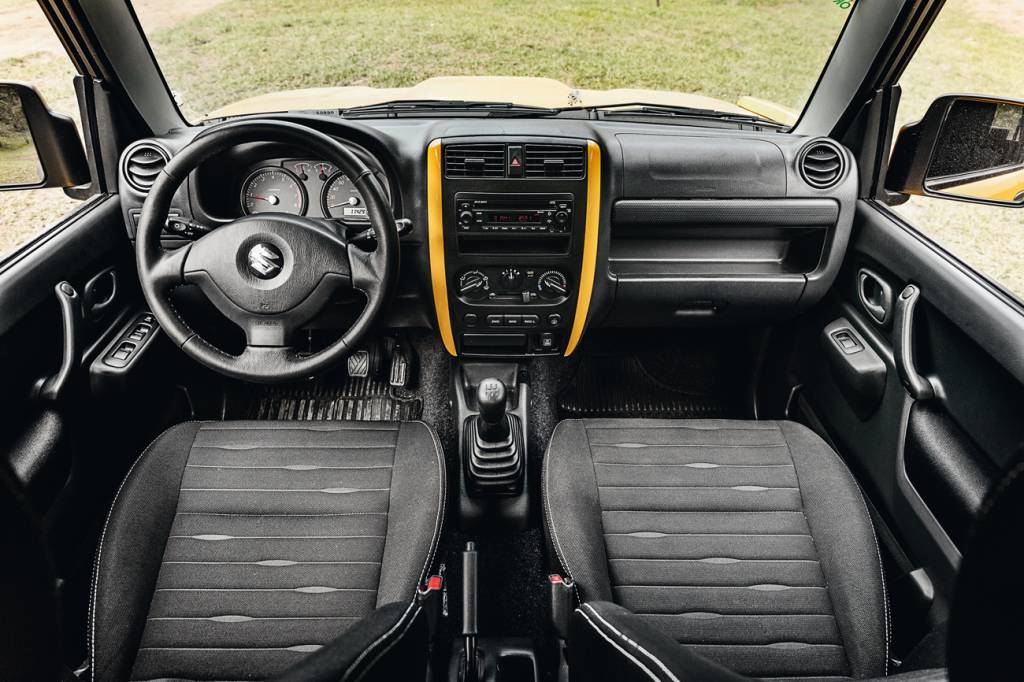 Interior datado do Jimny tem acabamento simples