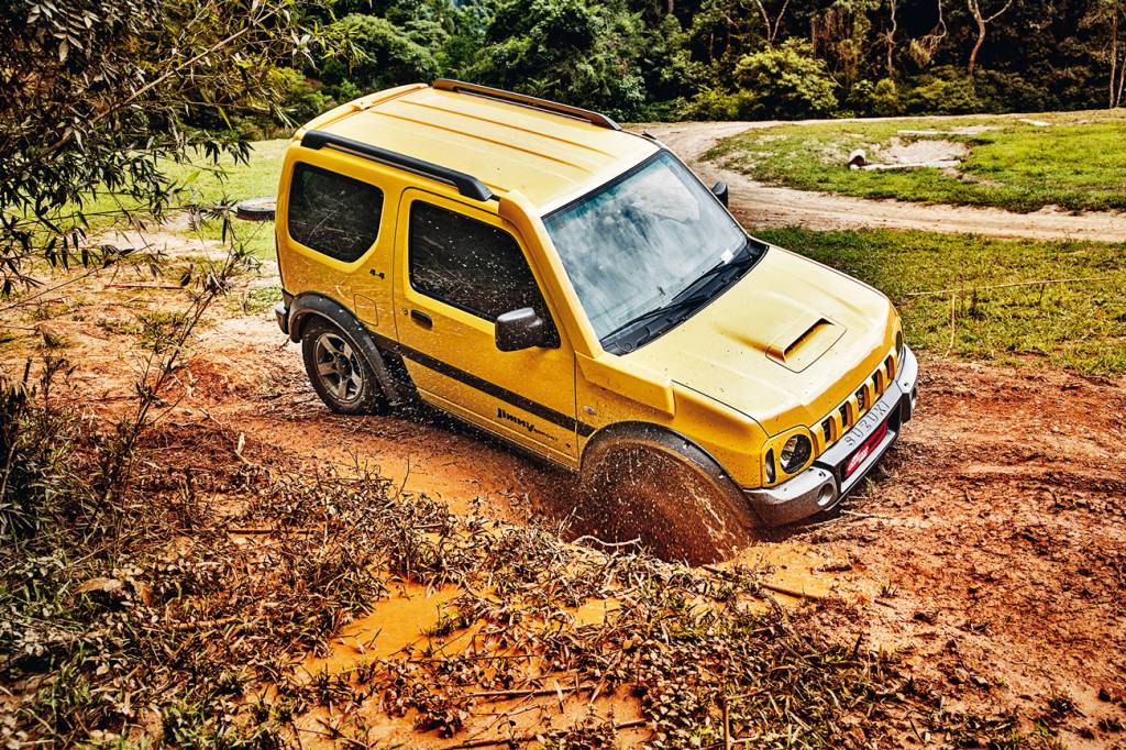 O Jimny sofre mais para vencer as crateras da caixa de ovos