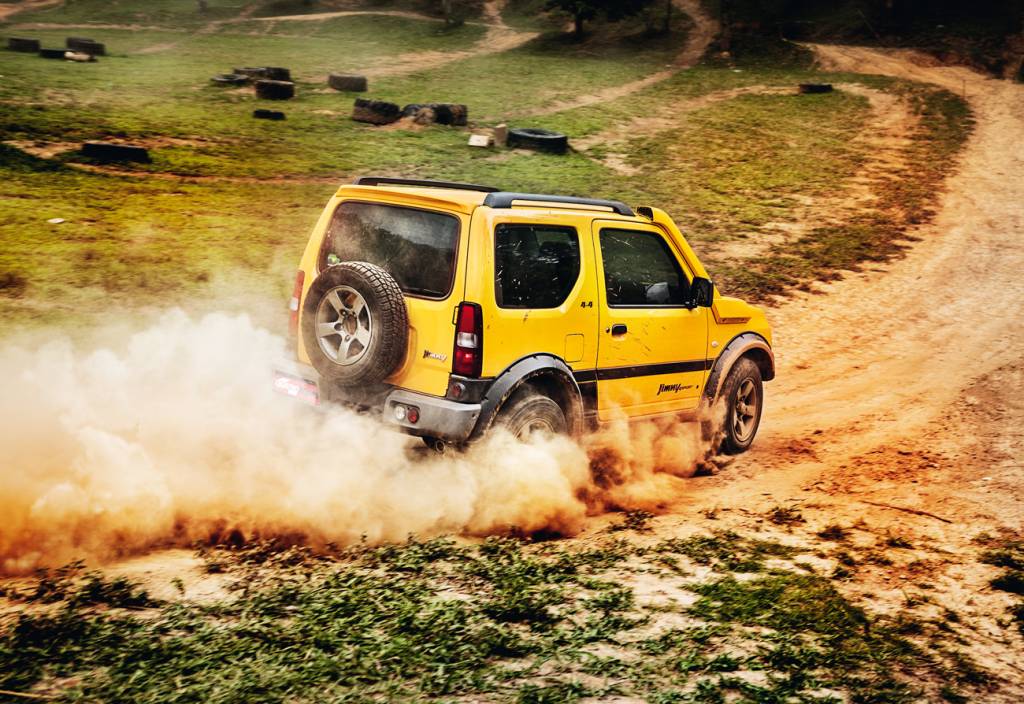 Nas curvas, Jimny tem leve tendência a sair de frente