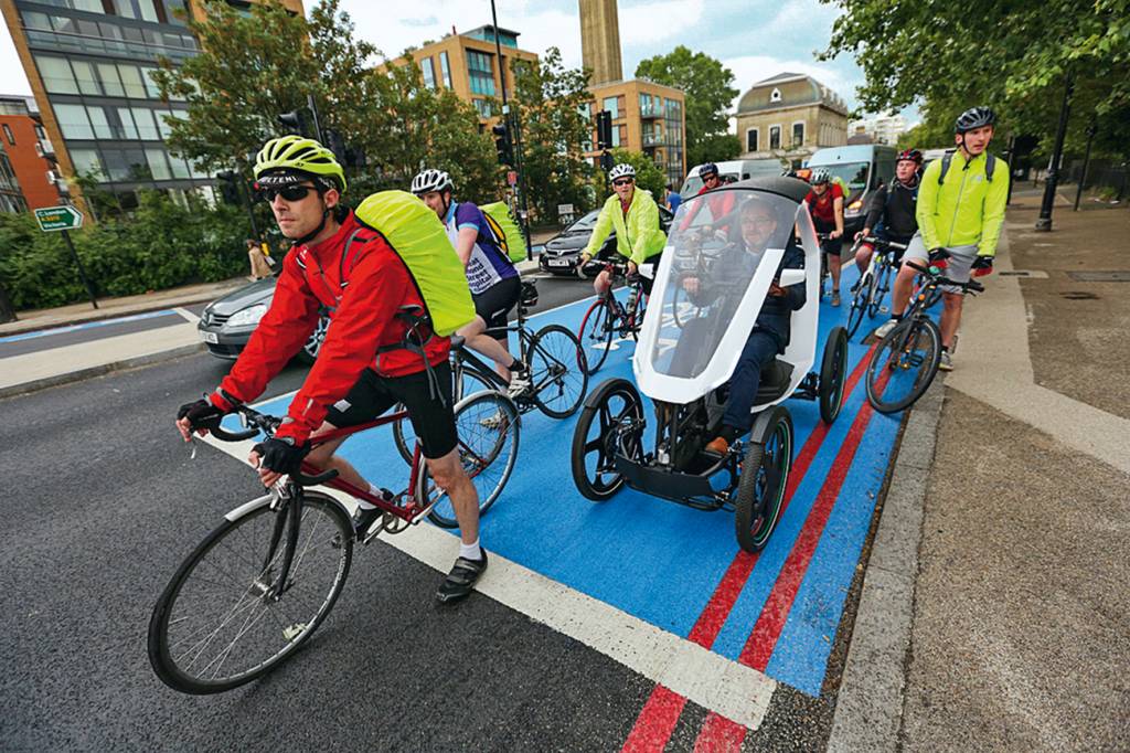 Quem disse que na ciclovia só pode andar bicicleta?