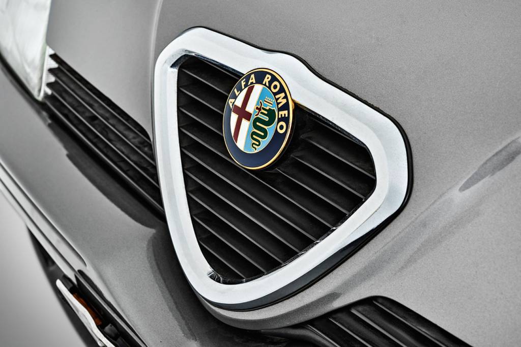 Na grade dianteira o cobiçado logo da Alfa Romeo