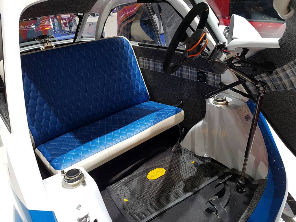 Como no Isetta original, coluna de direção se desloca para a entrada dos passageiros