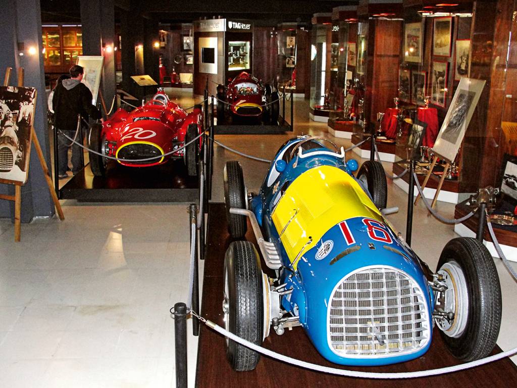 Trio vitorioso: Ferrari (azul), Lancia-Ferrari e Maserati
