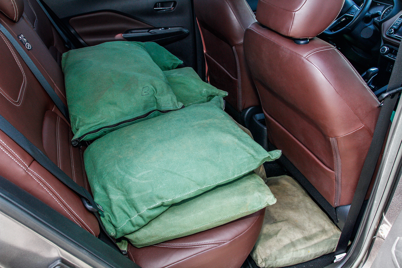 Com a carga m&aacute;xima o Kicks empina a dianteira, alterando o direcionamento do facho dos far&oacute;is a ponto de ofuscar quem vem no sentido oposto