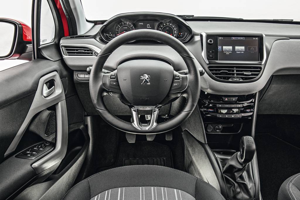 Peugeot 208 1.2 Volante de diâmetro menor e quadro de instrumentos elevados: posição de dirigir do 208 é uma das melhores do segmento
