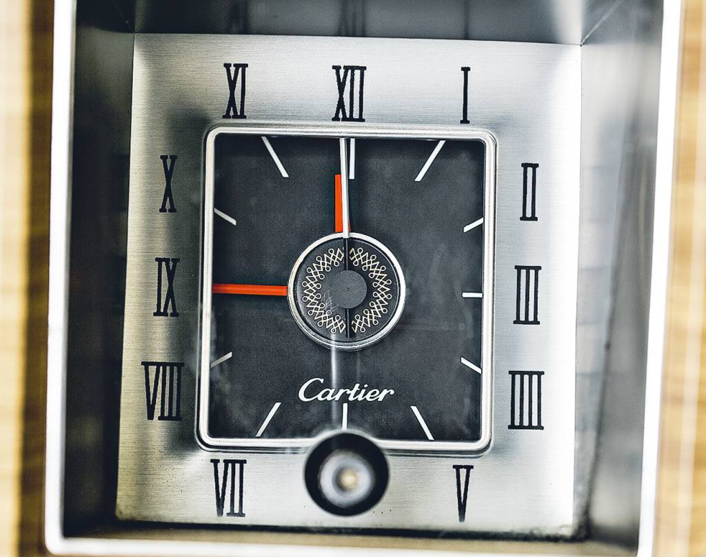 Relógio analógico Cartier traz sofisticação para o painel