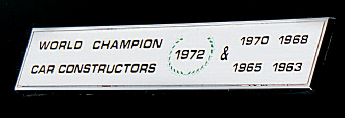 Na plaqueta, a homenagem aos títulos na Fórmula 1