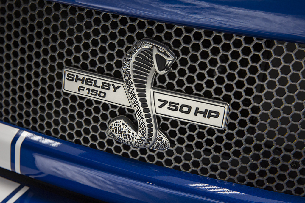 Logotipo com a cobra e a potência (750 hp, o equivalente a 760 cv)