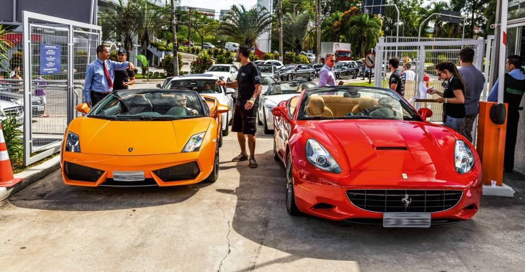 Não há uma cena mais comemorada do que uma Lambo ao lado de uma Ferrari