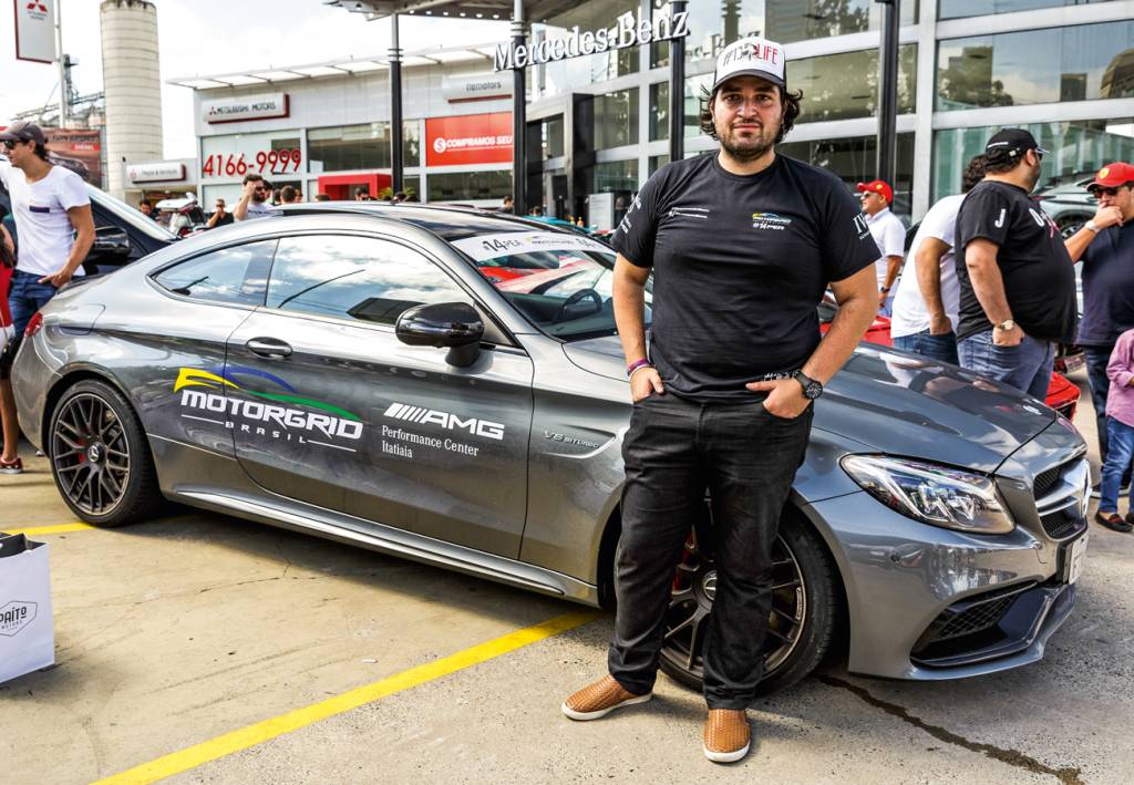 Fundador do grupo, Schkair posa com um C 63 AMG