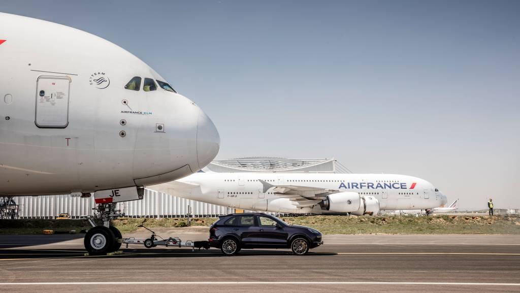high_cayenne_s_diesel_air_france_a_380_paris_charles_de_gaulle_airport_2017_porsche_ag
