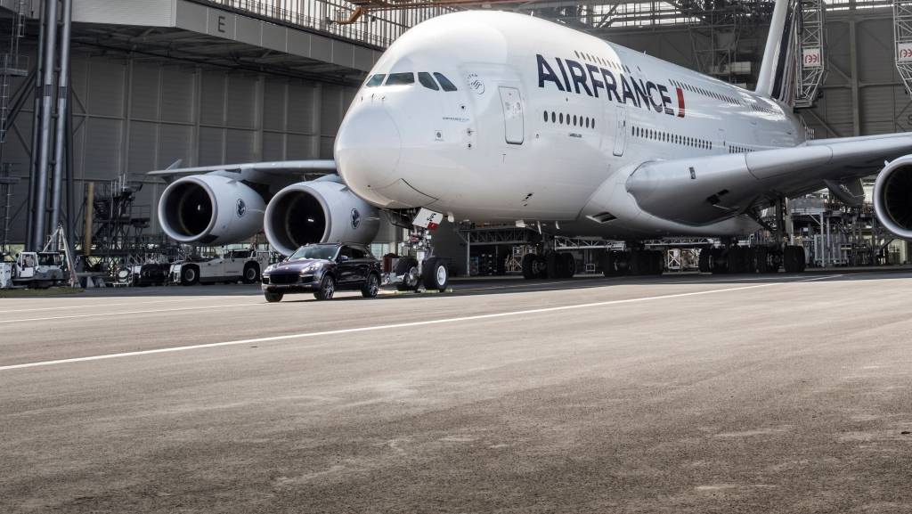 high_cayenne_turbo_s_air_france_a_380_paris_charles_de_gaulle_airport_2017_porsche_ag (1)
