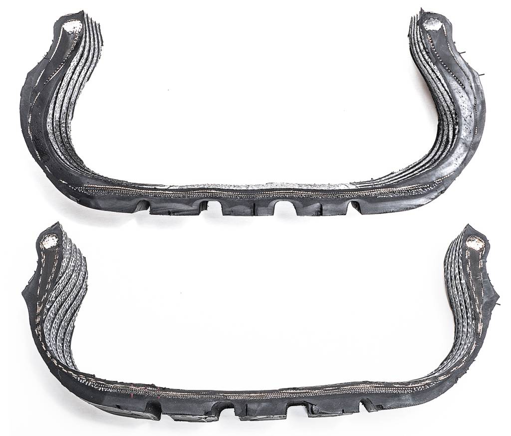 Corte transversal em pneu convencional e Run Flat mostra as diferenças na estrutura. O de cima, Run Flat, tem mais camadas de borracha de diferentes densidades nos flancos e ombros (encontro entre a banda de rodagem e a lateral)