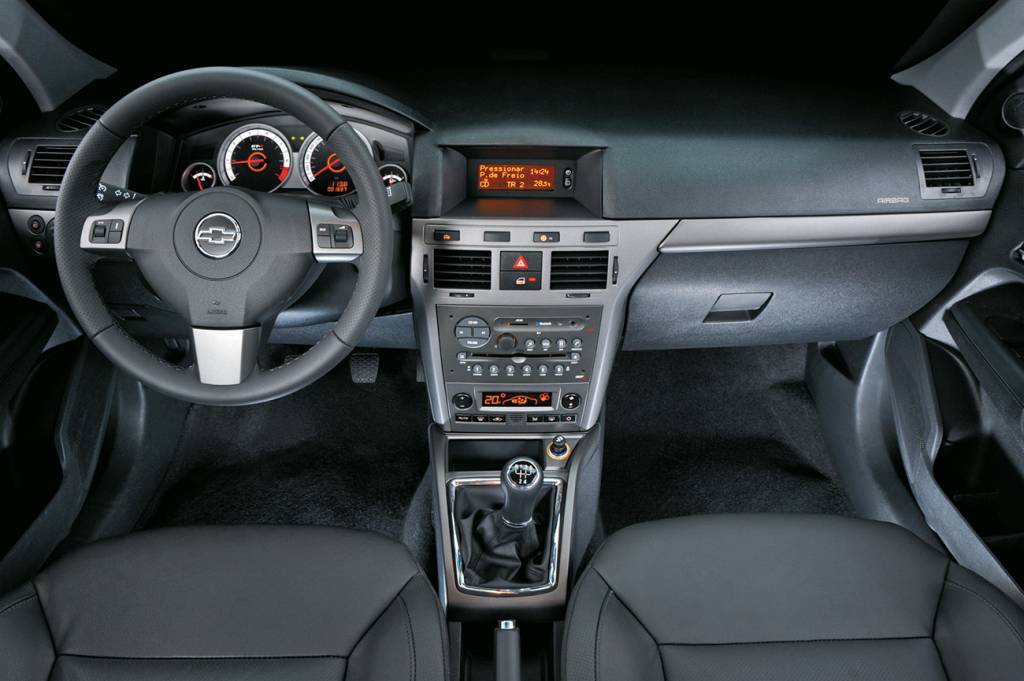 Airbag duplo e ar-condicionado digital vinham de série em ambas as versões