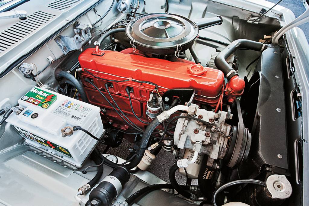 Motor 4.1 produzia 148 cv; em 1976, passou para 171 cv com a opção 250-S