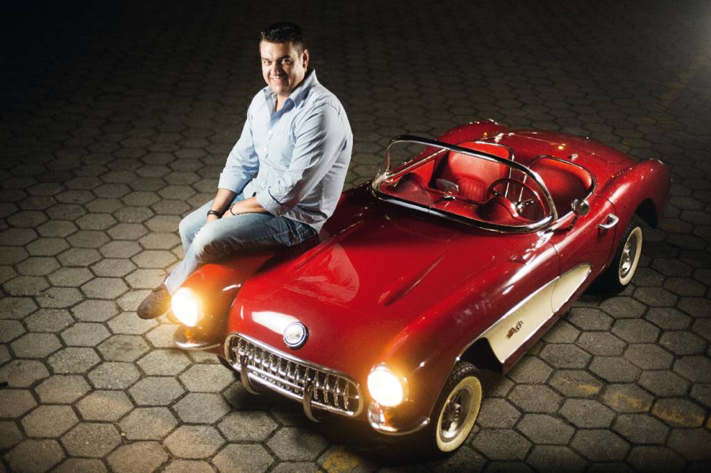 Mini-Corvette de Ponce conta com volante de fibra de carbono e interior cromado