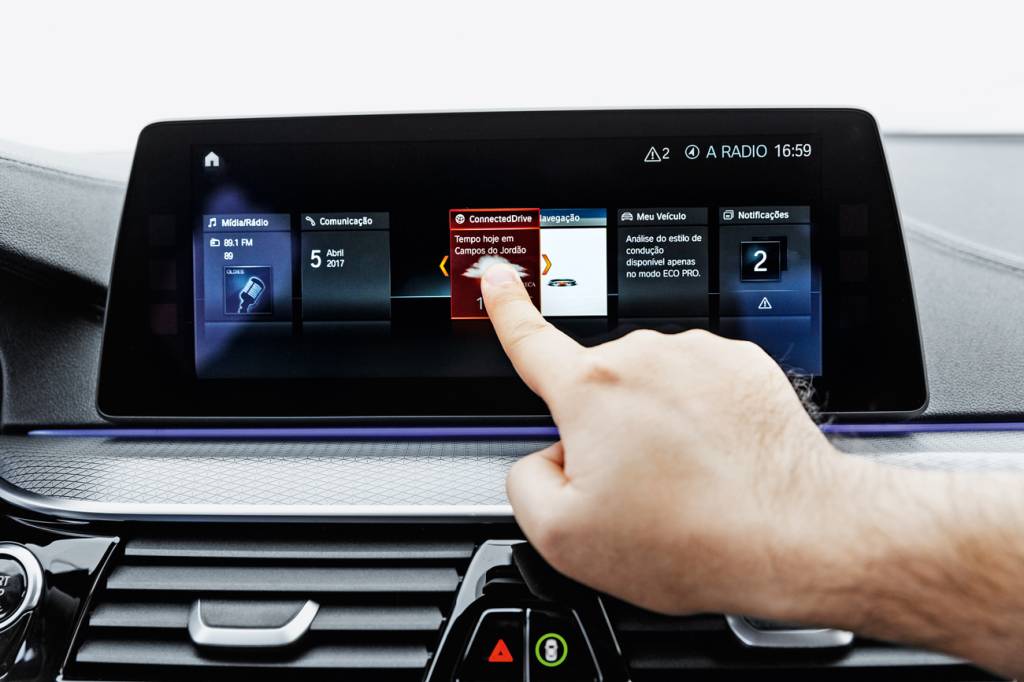 Tela touchscreen de 10,2 polegadas: enfim a BMW lembrou da tecnologia