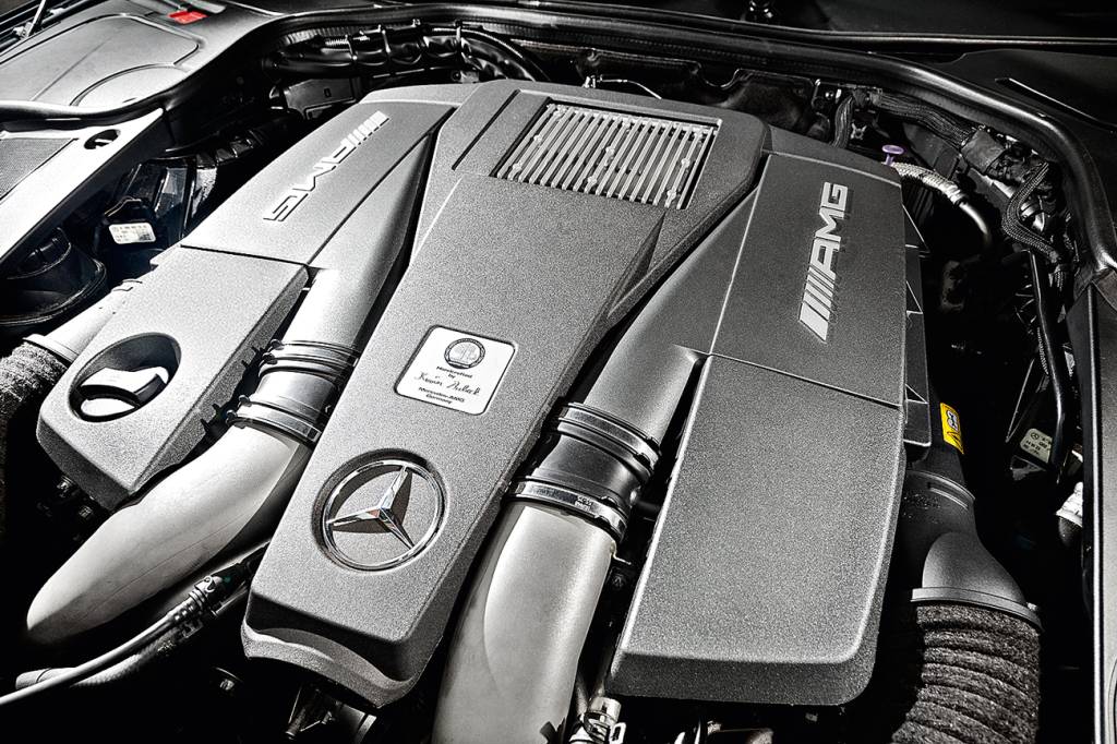 O V8 5.5 biturbo produz 585 cv e 91,8 mkgf