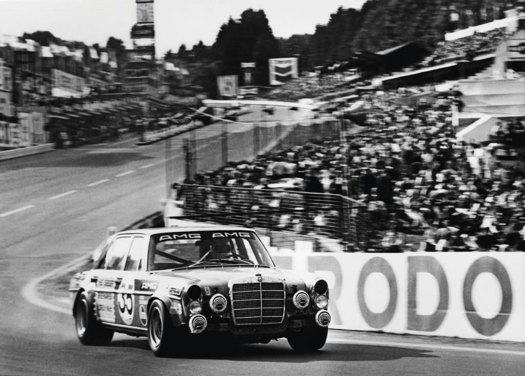 O AMG 300 SEL 6.8 durante as 24 Horas de Spa-Francorchamps, em 1971. Seria a primeira vitória da AMG em uma competição