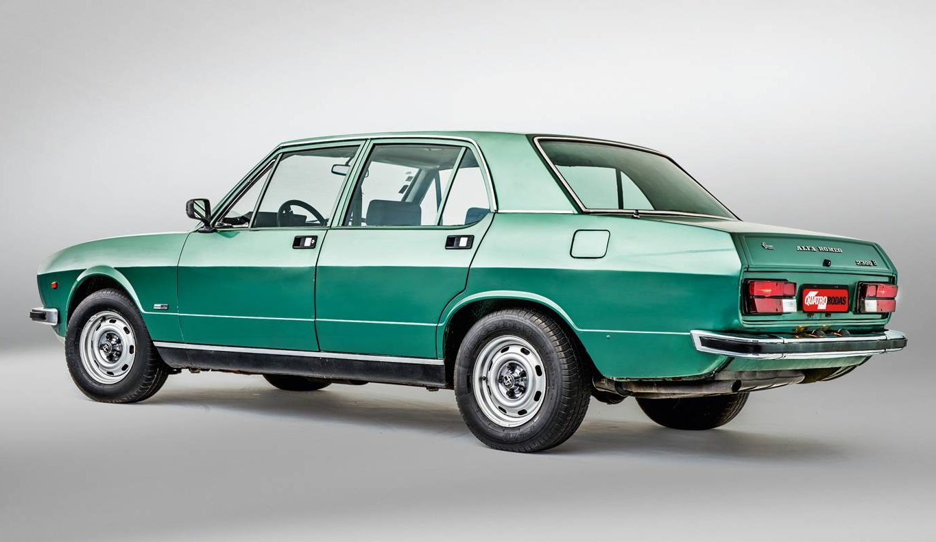 O 2300 era o único carro de luxo nacional baseado na escola europeia: nos anos 70, modelos quatro portas não estavam ao gosto do grande público