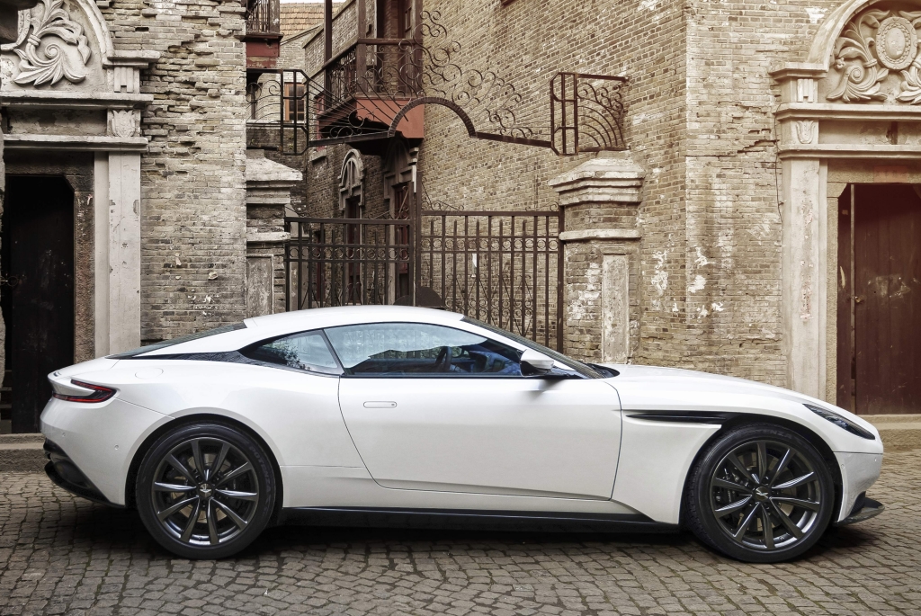 aston_martin_db11_v8_1