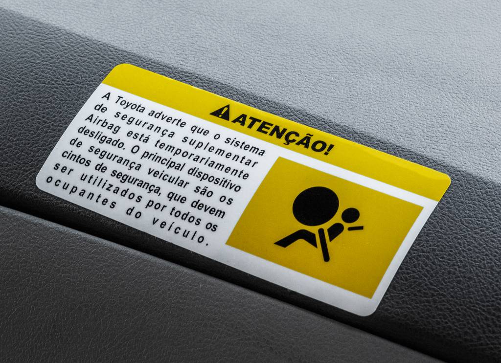 O adesivo de advertência é colado na primeira fase do recall, quando o airbag é desativado