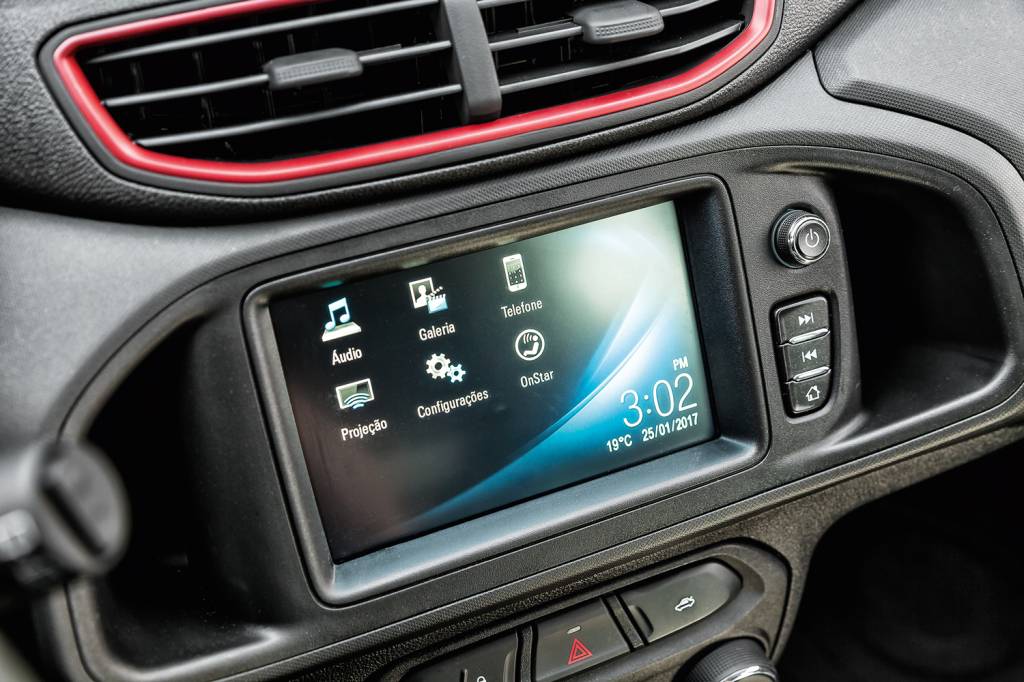 Fácil de operar, a central multimídia MyLink traz Apple CarPlay e Android Auto