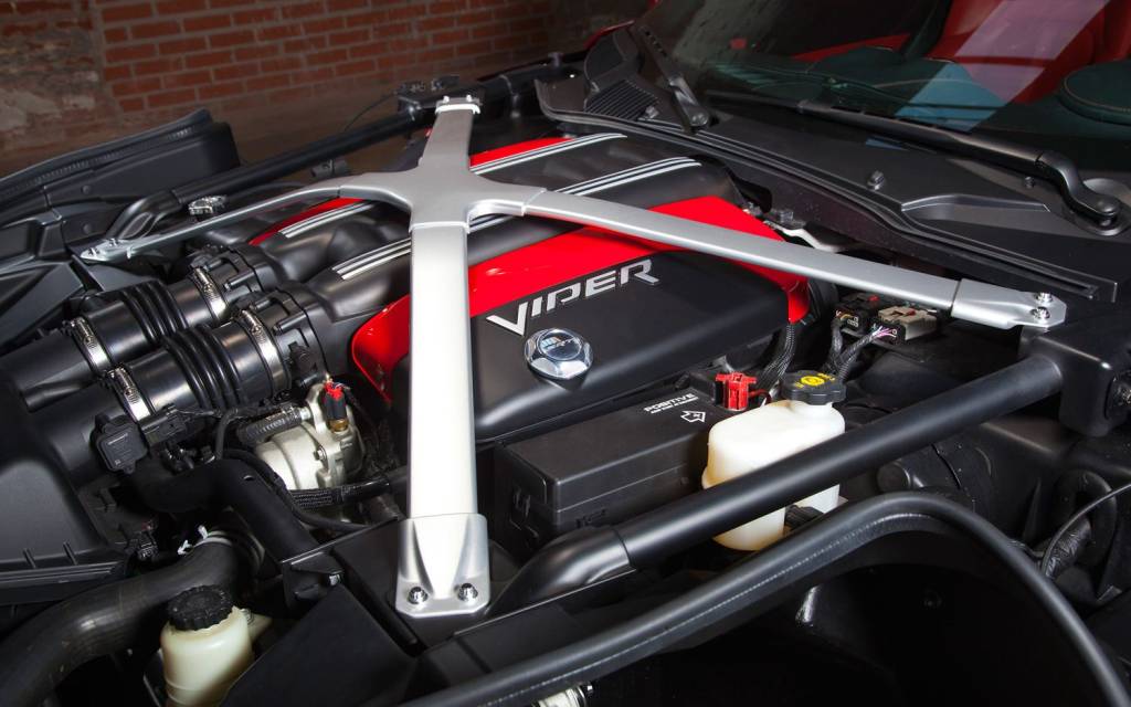 2013-SRT-Viper-engine-2
