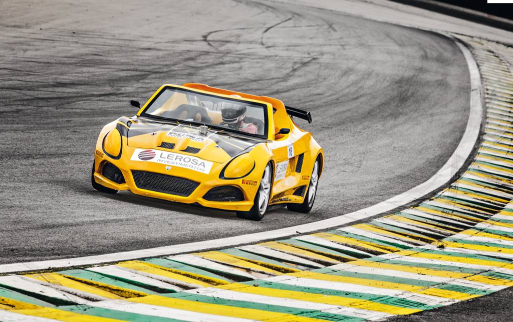 O esportivo se mostrou rápido e obediente em Interlagos