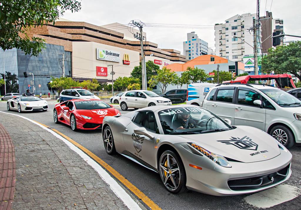 Cena comum: Ferrari seguida por duas Lamborguini Huracan