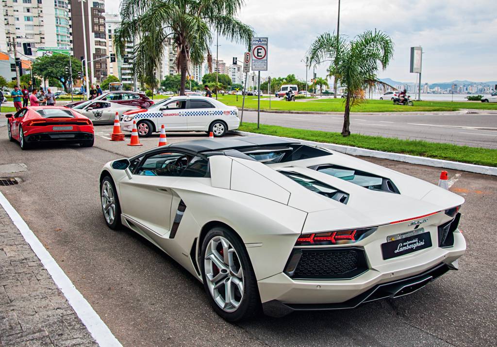 Lamborguini Aventador atrás de uma Huracan em Florianópolis