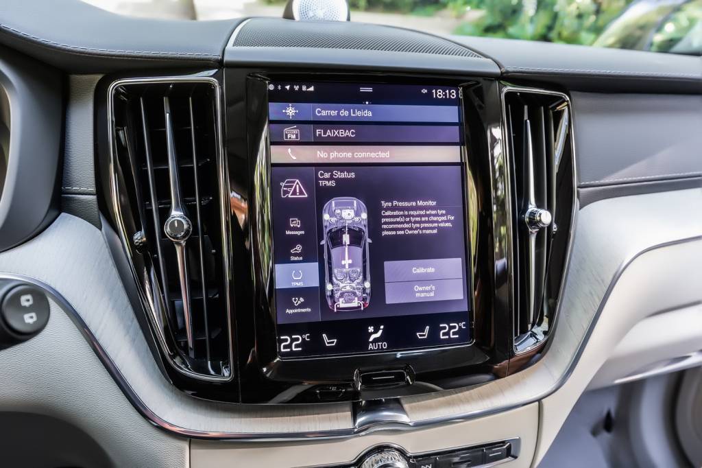 No painel, o monitor tipo tablet permite personalização dos sistemas do SUV