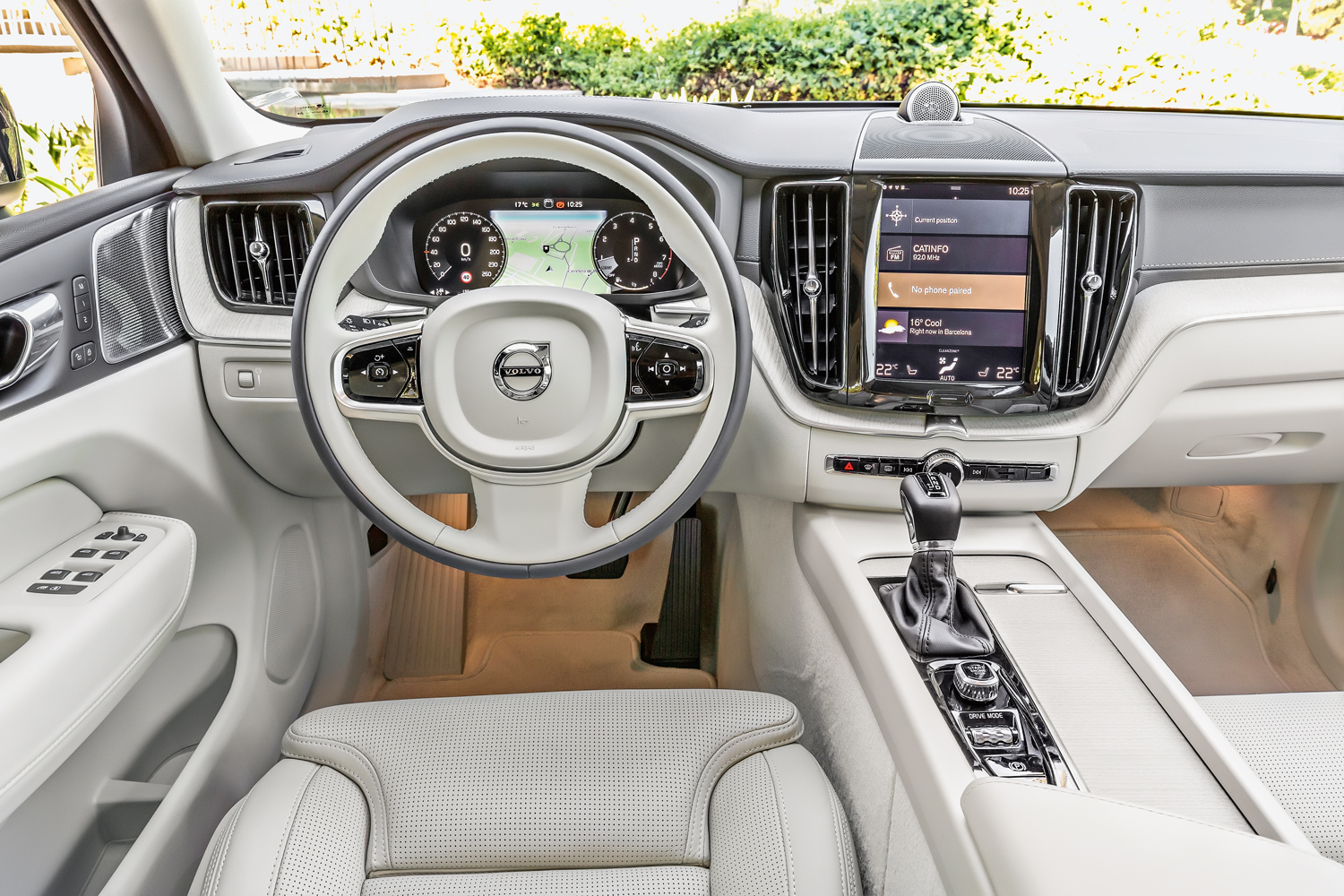 No painel, o monitor tipo tablet permite personalização dos sistema do SUV