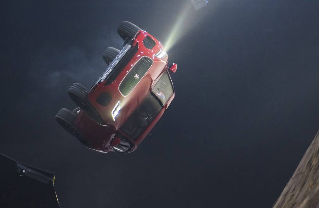 Salto do Jaguar E-Pace 2