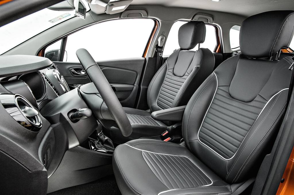O interior aproveita várias peças de modelos mais baratos da Renault, como Sandero e Duster