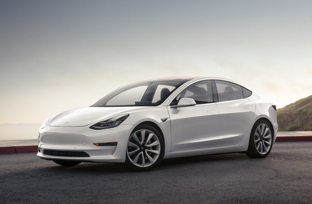 Tesla Model 3 branco visto 3/4 de frente