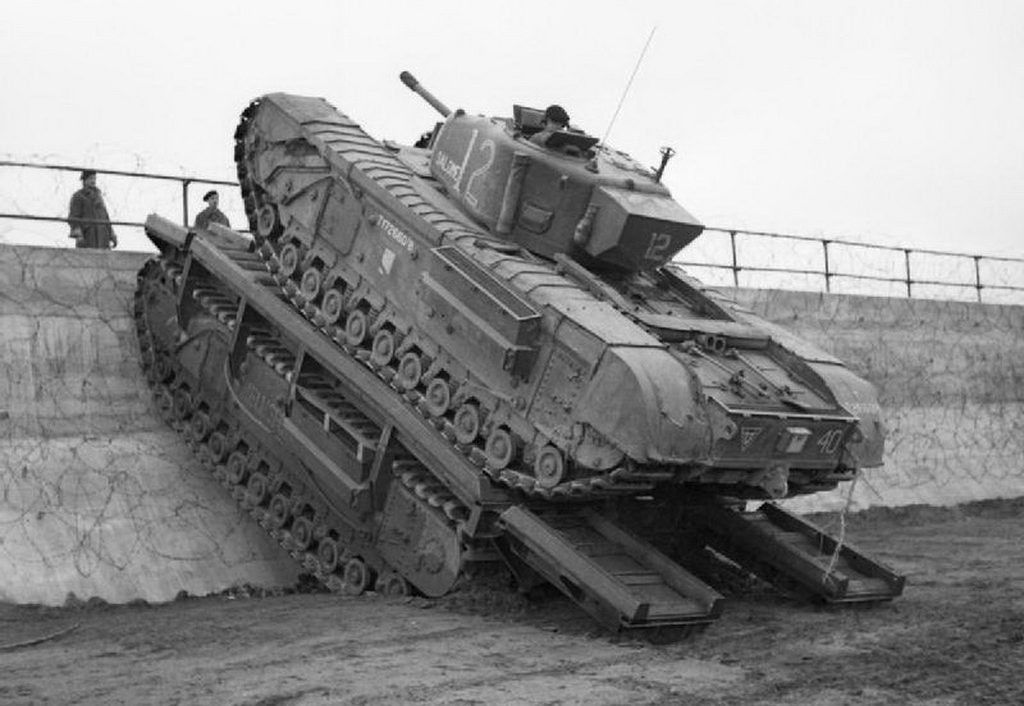 O Churchill Ark (embaixo) é o veículo que serve de plataforma para um tanque convencional Churchill superar um muro de contenção