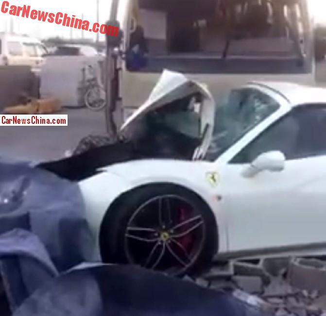 Ferrari 488 Spider batida 2
