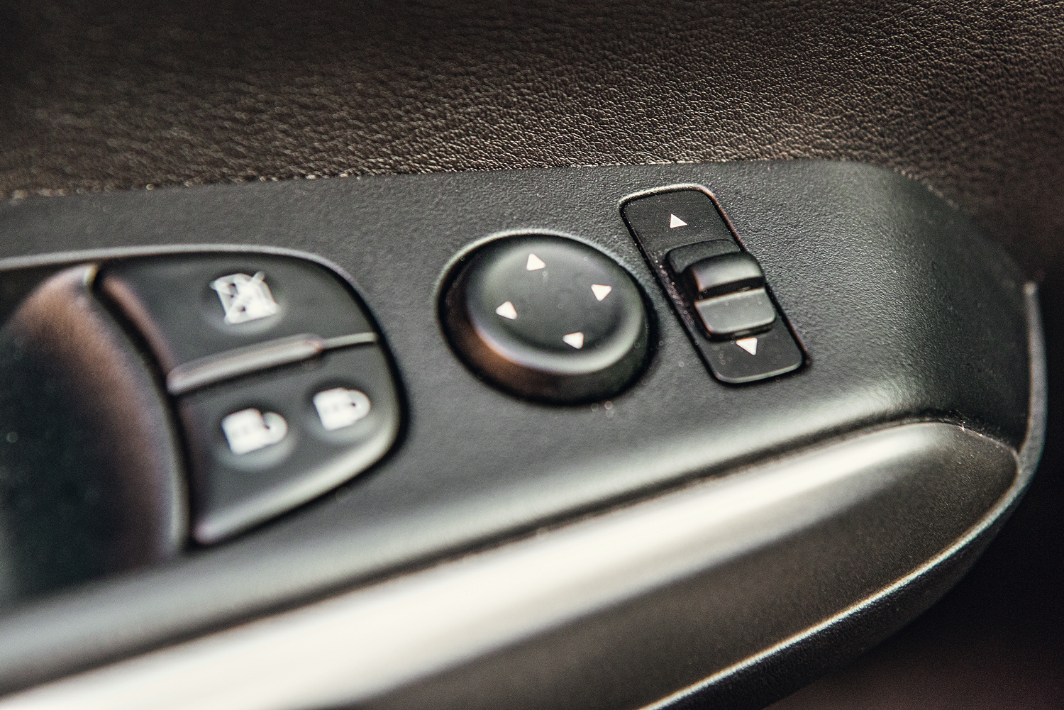 Os espelhos do nosso Nissan só se dobram manualmente