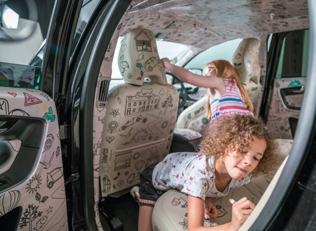 Locadora estimula crianças a colorir todo o interior do carro