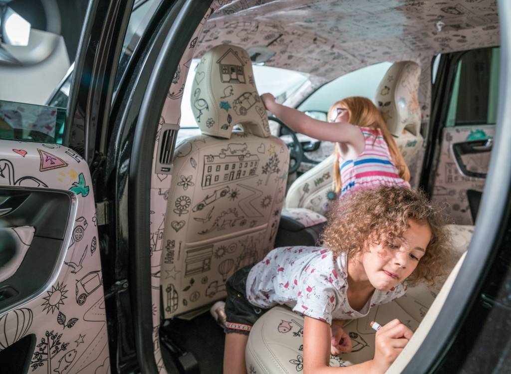 Foto de crianças dentro de um carro