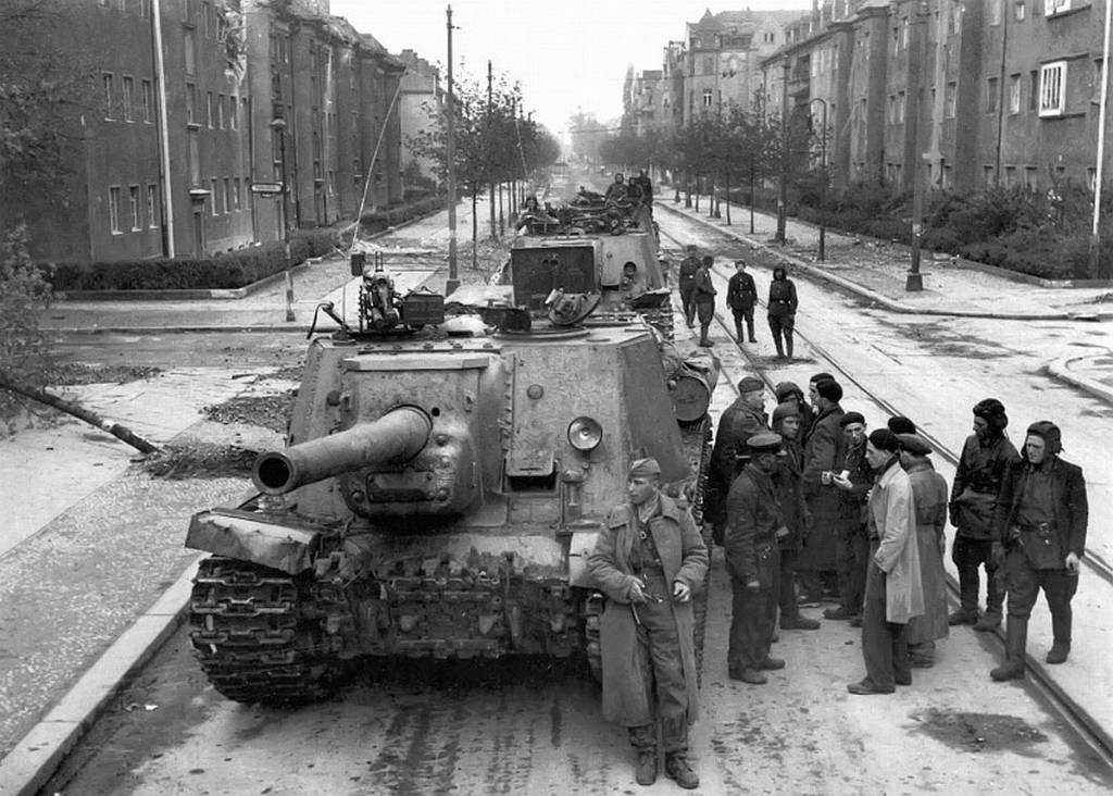 Canhões de assalto ISU-152 durante a batalha por Berlim, em 1945