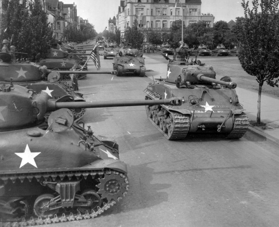 Tanques M4 Sherman americanos recém-chegados à Europa