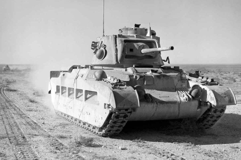 Um tanque britânico Matilda II durante a campanha no deserto, em 1940