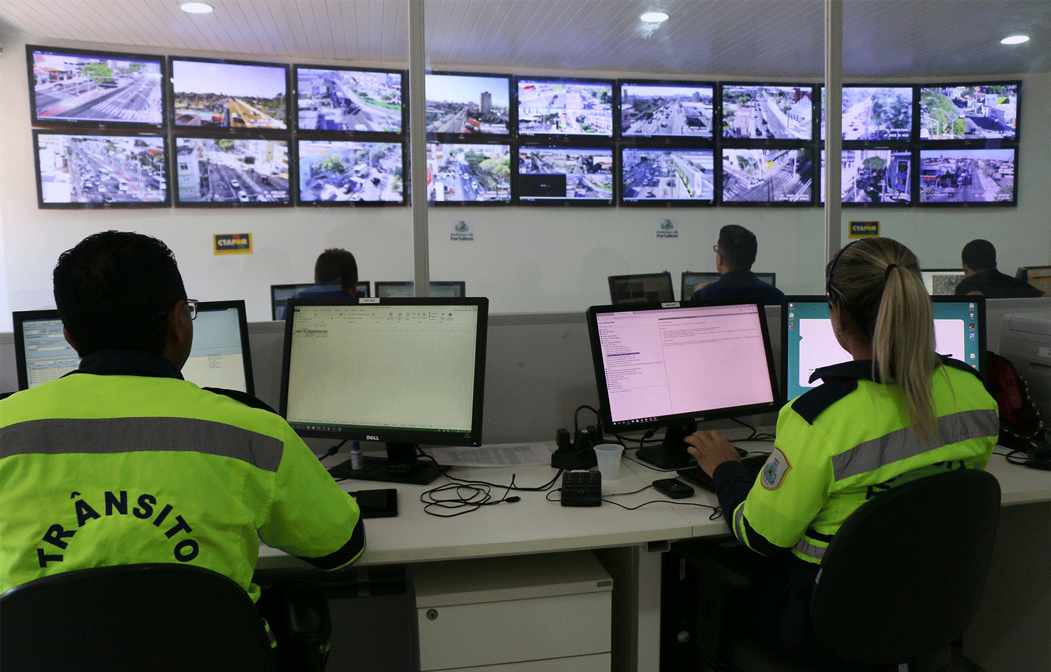 Pelos centros de monitoramento o agente pode aplicar multas com base na observação das imagens